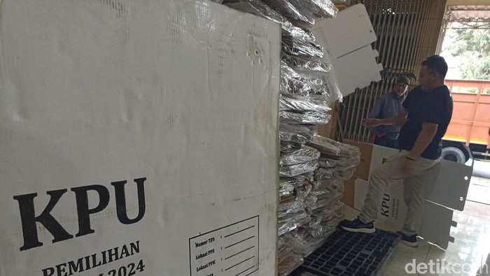 KPU Kota Blitar terima logistik kotak suara