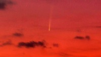 Komet A3 (Tsuchinshan-ATLAS) terlihat di langit dari kawasan Pantai Sanur, Denpasar, Bali, Sabtu (28/9/2024). Komet yang pertama kali teramati dan ditemukan pada tahun 2023 di China dan Afrika Selatan tersebut saat ini dapat diamati di wilayah Indonesia pada langit arah timur sebelum matahari terbit hingga awal bulan Oktober mendatang. ANTARA FOTO/Fikri Yusuf/agr