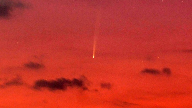 Komet A3 (Tsuchinshan-ATLAS) terlihat di langit dari kawasan Pantai Sanur, Denpasar, Bali, Sabtu (28/9/2024). Komet yang pertama kali teramati dan ditemukan pada tahun 2023 di China dan Afrika Selatan tersebut saat ini dapat diamati di wilayah Indonesia pada langit arah timur sebelum matahari terbit hingga awal bulan Oktober mendatang. ANTARA FOTO/Fikri Yusuf/agr