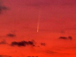 Langka! Komet A3 Melintas di Langit Bali