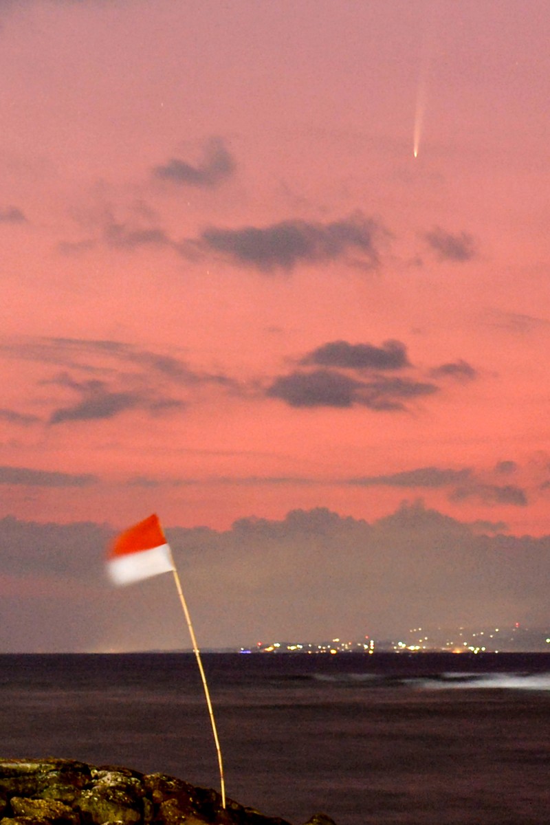 Komet A3 (Tsuchinshan-ATLAS) terlihat di langit dari kawasan Pantai Sanur, Denpasar, Bali, Sabtu (28/9/2024). Komet yang pertama kali teramati dan ditemukan pada tahun 2023 di China dan Afrika Selatan tersebut saat ini dapat diamati di wilayah Indonesia pada langit arah timur sebelum matahari terbit hingga awal bulan Oktober mendatang. ANTARA FOTO/Fikri Yusuf/agr