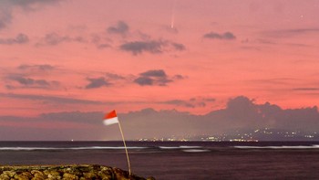 Komet A3 melintas di langit Denpasar, Bali. Ini adalah penampakan komet tersebut untuk pertama kalinya dalam 80 ribu tahun.