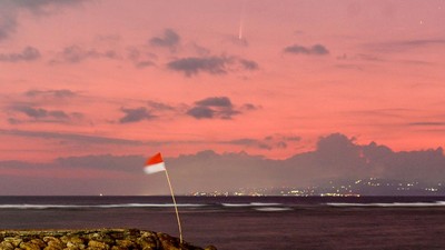 Langka! Komet A3 Melintas di Langit Bali