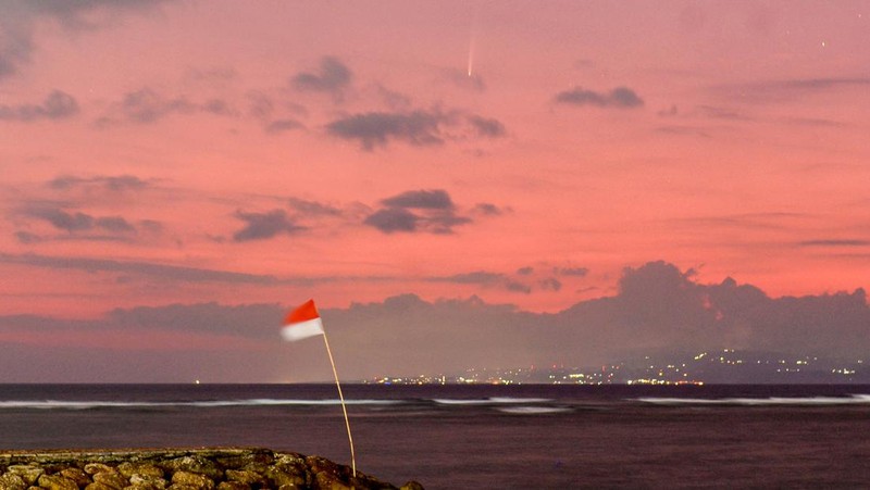 Komet A3 (Tsuchinshan-ATLAS) terlihat di langit dari kawasan Pantai Sanur, Denpasar, Bali, Sabtu (28/9/2024). Komet yang pertama kali teramati dan ditemukan pada tahun 2023 di China dan Afrika Selatan tersebut saat ini dapat diamati di wilayah Indonesia pada langit arah timur sebelum matahari terbit hingga awal bulan Oktober mendatang. ANTARA FOTO/Fikri Yusuf/agr