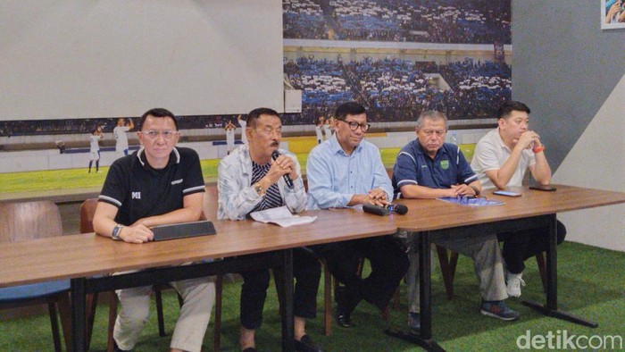 Manajemen Persib saat mengumumkan hasil investigasi internal. Manajemen membantah telah terjadi pemukulan oleh pemain maupun ofisial kepada bobotoh usai laga Persib vs Port FC pada Kamis (19/9/2024).