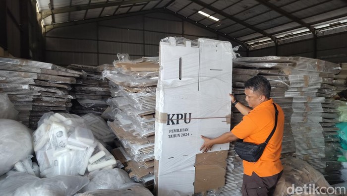Material Pilkada meliputi kotak suara dan kabel ties untuk segel tiba di gudang KPU Kabupaten Malang