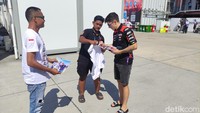 Bagi fans yang beruntung tak hanya berfoto bareng, tapi juga meminta tanda tangan rider langsung. Salah satunya diberikan Maverick Vinales. (Foto: Bayu Baskoro/detikcom)