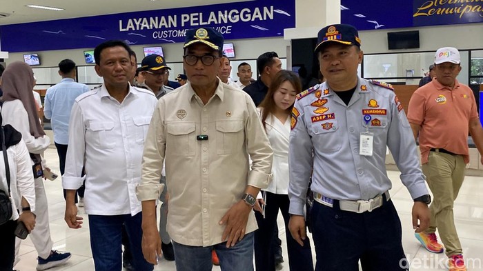 Menhub Budi Karya Sumadi saat menyambangi Terminal Leuwipanjang
