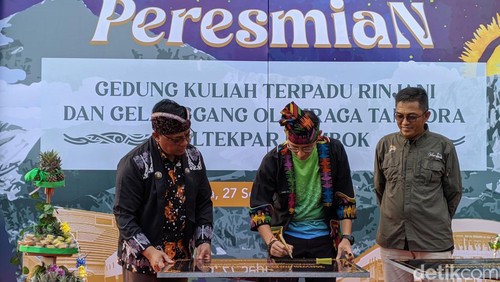 Menparekraf Sandiaga Salahuddin Uno (tengah) meresmikan Gedung Kuliah Terpadu Rinjani dan Gor Tambora Poltekpar Lombok, NTB, Jumat (27/9/2024). (Ahmad Viqi/detikBali)