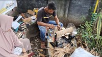 Setelah dianyam, tanaman itu dibuat menjadi berbagai kerajinan.