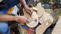 Pembuatan satu kerajinan memakan waktu sekitar 3 hari sampai satu minggu. 
