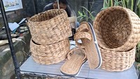 Kerajinan atau produk yang dibuat seperti topi, tas, keranjang, sandal hingga tempat pensil. 