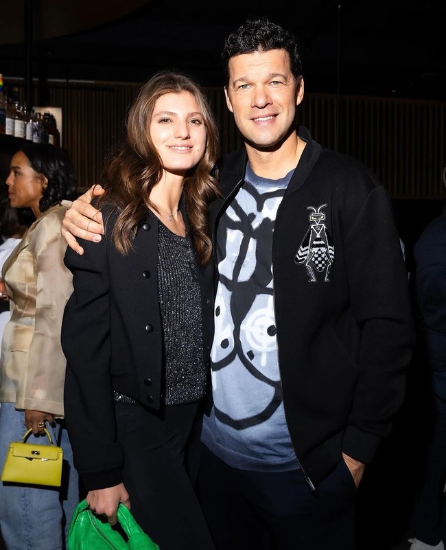 Michael Ballack baru saja berulang tahun yang ke-48 pada 26 September lalu. Legenda sepakbola itu pun merayakannya bersama sang kekasih. Ballack diketahui tengah berkencan dengan Sophia Schneiderhan, wanita yang lebih muda 24 tahun darinya. Foto: Instagram