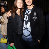 Michael Ballack baru saja berulang tahun yang ke-48 pada 26 September lalu. Legenda sepakbola itu pun merayakannya bersama sang kekasih. Ballack diketahui tengah berkencan dengan Sophia Schneiderhan, wanita yang lebih muda 24 tahun darinya. Foto: Instagram