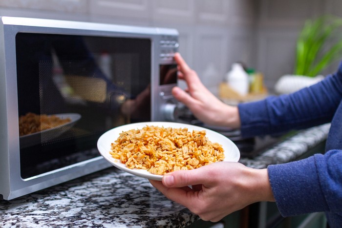 kesalahan yang kerap dilakukan saat menggunakan microwave