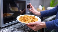 Berbagai alat elektronik di dapur yang punya kenop, pegangan, hingga area layar sentuh sangat mungkin dipenuhi kuman. Terlebih kalau kamu sering menyentuhnya ketika sedang masak atau menangani bahan mentah. Bersihkan area ini rutin seminggu sekali dengan cairan disinfektan. Foto: Getty Images/iStockphoto