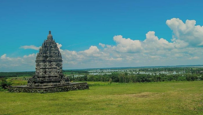 Miniatur Candi Prambanan di Wisata Cakat Raya
