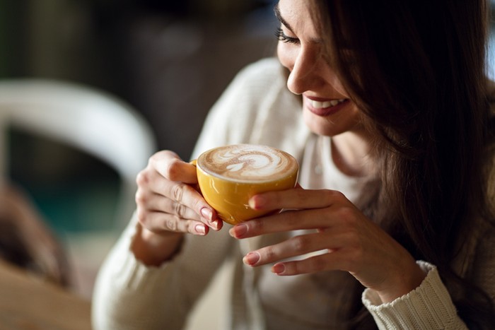 Saat Menikmati Kopi, Bagusnya Cepat atau Pelan-pelan?
