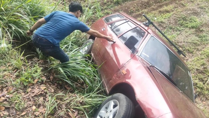 Mobil terguling ke perkebunan di Bogor