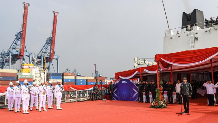Presiden Jokowi menerima brevet kehormatan Hiu Kencana, Sabtu (28/9/2024). Kehormatan itu diserahkan Panglima TNI Jenderal Agus Subiyanto di atas KRI dr Radjiman Wedyodiningrat.
