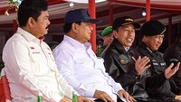 Menko Polhukam Hadi Tjahjanto dan Menteri Pertahanan Prabowo Subianto hadir dalam acara tersebut.  