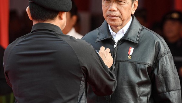 Momen Jokowi Terima Brevet Hiu Kencana di Atas KRI RJW-992