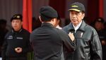 Momen Jokowi Terima Brevet Hiu Kencana di Atas KRI RJW-992