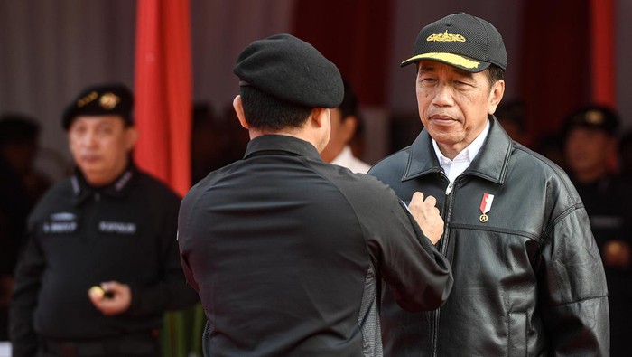 Presiden Jokowi menerima brevet kehormatan Hiu Kencana, Sabtu (28/9/2024). Kehormatan itu diserahkan Panglima TNI Jenderal Agus Subiyanto di atas KRI dr Radjiman Wedyodiningrat.