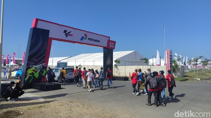 Penonton memasuki G1 Sirkuit Mandalika pada hari kedua MotoGP Mandalika, Sabtu 28 September 2024.