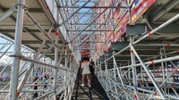 Bangunannya dibuat seperti konsep industrial dengan kerangka-kerangka besi yang dibuat saling terhubung. 