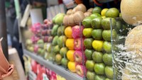 Belakangan ini viral penjual jus buah yang hobi marah-marah dan ngedumel ke pelanggannya. Alih-alih emosi, pelanggannya justru kegirangan. Foto: detikcom/Riska Fitria