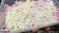 Selain jus buah, di sini juga ada menu salad buah seharga Rp 45.000. Salad buahnya terdiri dari semangka, buah naga, alpukat, apel, melon, dan nata de coco. Foto: detikcom/Riska Fitria