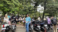 Banyak pengunjung yang penasaran dengan sosok Ucup yang viral di media sosial. Sayangnya, saat itu Ucup tidak sedang ingin berinteraksi banyak. Foto: detikcom/Riska Fitria