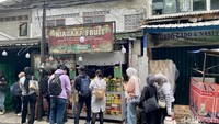 Gerainya buka di jam 14:00, tetapi antreannya sudah panjang. Bisa menghabiskan waktu 1 jam sendiri untuk antre hingga pesanan jadi. Kebanyakan pelanggannya adalah anak sekolah. Foto: detikcom/Riska Fitria