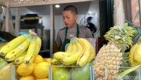 Tak ada yang spesial dari rasanya, sama seperti jus buah pada umumnya yang manis dan menyegarkan. Ucup mengatakan bahwa jus buahnya tidak terlalu banyak menggunakan buah. Foto: detikcom/Riska Fitria
