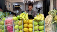 Aksi Ucup si penjual buah tersebut viral di TikTok karena punya gaya kocak yang menjadi ciri khasnya. Ia juga punya jargon untuk mempromosikan dagangannya. Foto: detikcom/Riska Fitria