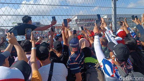 Para fans MotoGP merangsek ke depan saat disambangi Marc Marquez di Sirkuit Mandalika, Sabtu (28/9/2024).