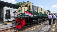 Dua pegawai PT KAI menyaksikan rangkaian lokomotif kekhasan (livery) yang mengikuti parade di Stasiun Surabaya Gubeng, Sabtu (28/9/2024).