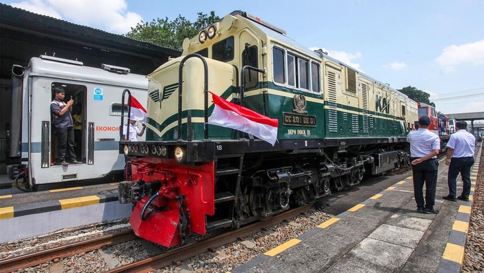 Warga melakukan swa foto dengan latar belakang rangkaian lokomotif kekhasan (livery) saat Parade Lokomotif di Stasiun Surabaya Gubeng, Surabaya, Jawa Timur, Sabtu (28/9/2024). PT Kereta Api Indonesia Daop 8 Surabaya menggelar parade empat lokomotif kekhasan (livery) dengan menempuh rute jalur kereta api Surabaya Gubeng - Wonokromo - Sidoarjo - Tulangan - Tarik dan kembali ke Surabaya Gubeng untuk memperingati Hari Ulang Tahun ke-79 Kereta Api Indonesia. ANTARA FOTO/Didik Suhartono/agr