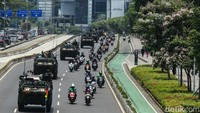 Panser TNI AD turut serta dalam pawai alutsista. 