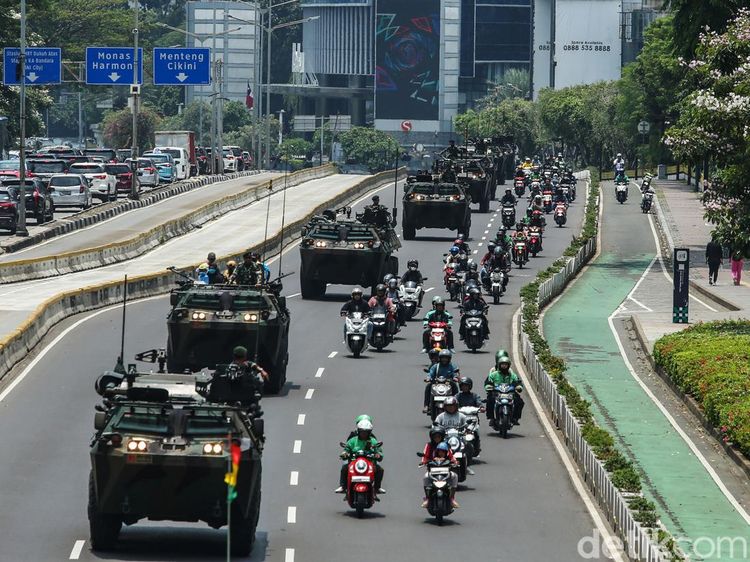 Pawai Alutsista Jelang HUT TNI