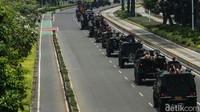 TNI juga mengajak warga dalam pawai alutsista. 