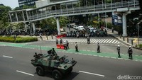 Rute yang dilalui alutsista mendapat penjagaan dari aparat kepolisian dan polisi militer. 