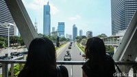 Pawai alutsista ini mengundang perhatian warga di kawasan Sudirman. 