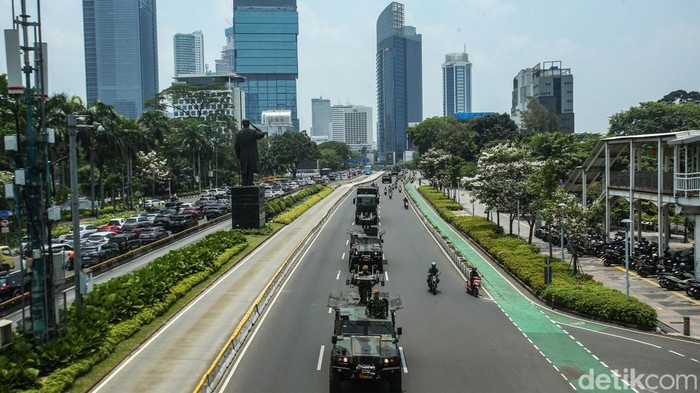 Sejumlah kendaraan tempur milik TNI konvoi di Jalan Jendral Sudirman, Jakarta, Sabtu (28/9/2024).