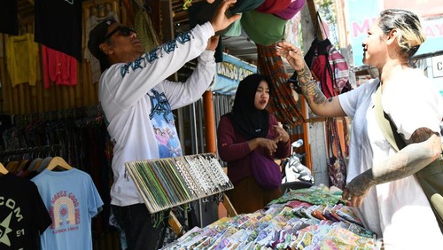 Pedagang pernak-pernik di Jalan Pariwisata Mandalika, Lombok Tengah, NTB, tengah melayani pembeli. (Dok. PT Pertamina)