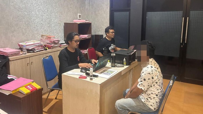 Pelaku pencabulan siswi SD saat diperiksa di Polres Kediri