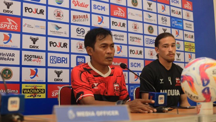 Pelatih karteker Madura United, Rakhmat Basuki