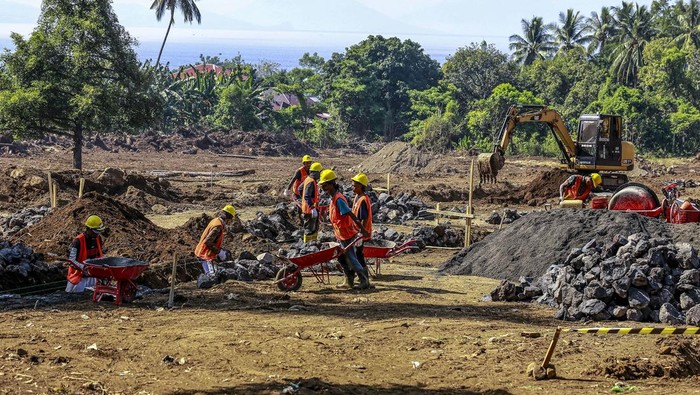 Foto udara pekerja menyelesaikan pembangunan rumah hunian tetap untuk warga terdampak banjir bandang Rua di Jambula, Ternate, Maluku Utara, Sabtu (28/9/2024). Kementerian PUPR bersama Pemerintah Kota Ternate mulai membangun 49 unit rumah hunian untuk warga terdampak banjir bandang di lahan seluas 2,6 hektar dengan fasilitas seperti ruang terbuka hijau, mushola dan sekolah. ANTARA FOTO/Andri Saputra/agr