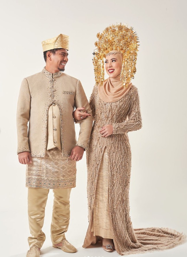 Uniknya Fitri dan Irvan terlihat mengenakan baju adat pengantin, bak kembali menjalani pemotretan prewedding. Keduanya tampil kompak memamerkan pose romantis mereka. Foto: Instagram/@fitrop